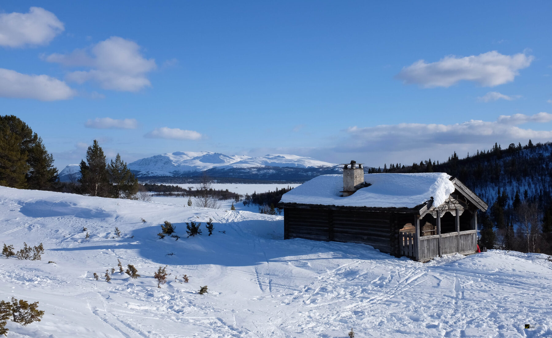 Welcome to the Norwegian hytte. Preferably without water or electricity, these isolated wooden cabins are the best place to celebrate Easter in Norway. Photo: Rune Eilertsen