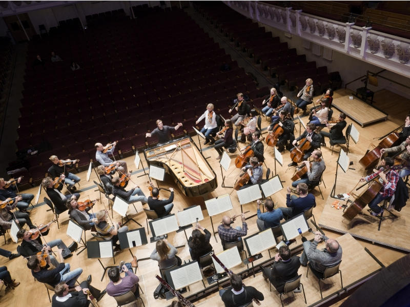 Leif Ove Andsnes and the Mahler Chamber Orchestra at Cadogan Hall in London. Photo:  Holger Talinski