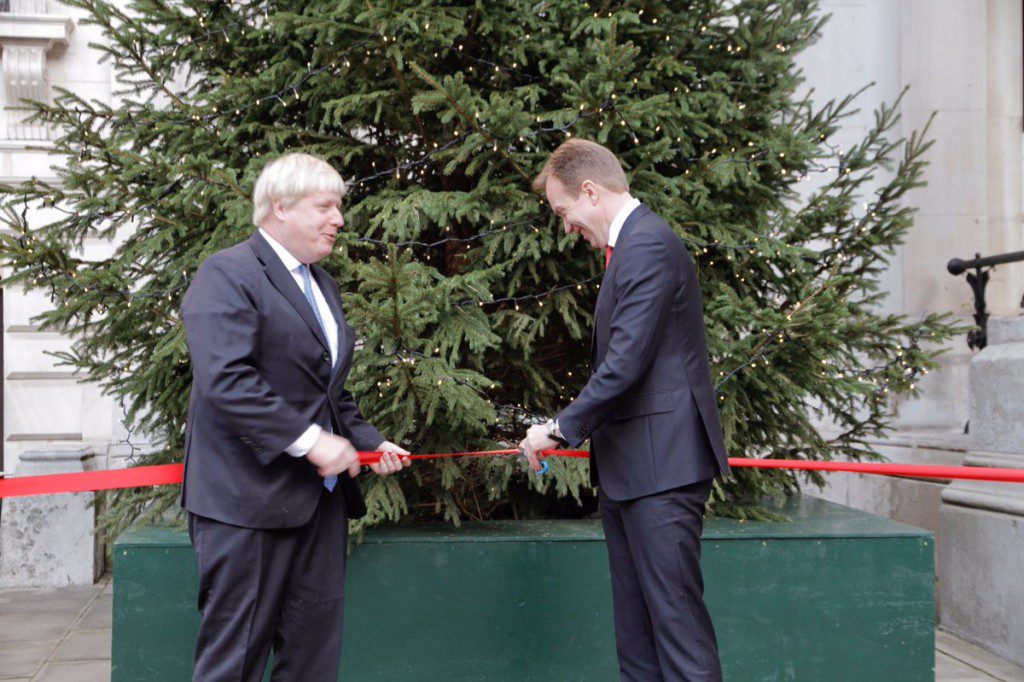 Secretary of State for Foreign and Commonwealth Affairs, Boris Johnsen and former Minister of Foreign Affairs, Børge Brende unveil the Norwegian Christmas tree at FCO in 2016 
